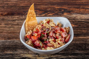 Havuç ve sebze salatası, marul, mısır, kırmızı lahana, sağlıklı ev yapımı vejetaryen yemeği, vejetaryen diyeti, vitamin atıştırmalığı..