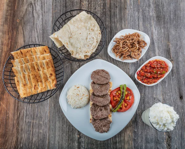 Cuisine Traditionnelle Turque Boulette Viande Feuilles Sivas Riz Ayran Nom — Photo