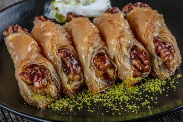 Turkse Baklava Houten Vloer Ceviz Fistkli Baklava Pinda Walnoten — Stockfoto