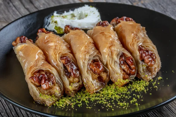 Türkische Baklava Auf Holzboden Ceviz Fistkli Baklava Erdnuss Und Walnuss — Stockfoto