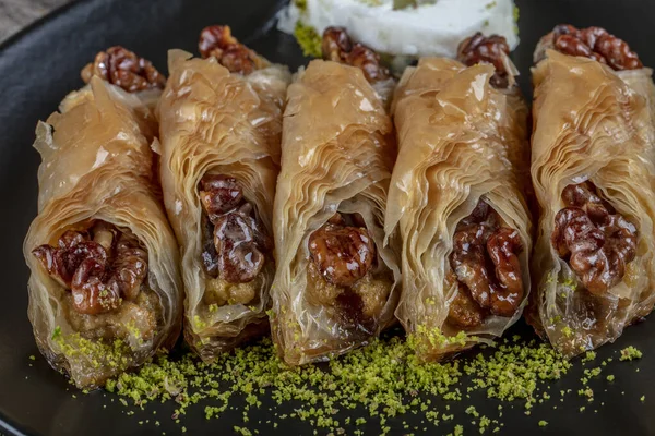 Turecká Baklava Dřevěné Podlaze Ceviz Fistkli Baklava Arašídy Ořechy — Stock fotografie