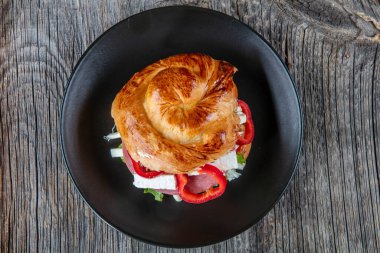 Yiyecekler. Lezzetli, masada büyük bir sandviç.