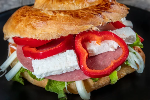 Φαγητό Υπέροχο Μεγάλο Σάντουιτς Στο Τραπέζι — Φωτογραφία Αρχείου