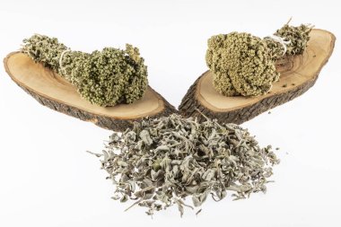 Beyaz arkaplanda kurumuş yeşil çay yaprakları