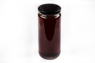 Beyaz arka planda siyah meyve suyu şişesi