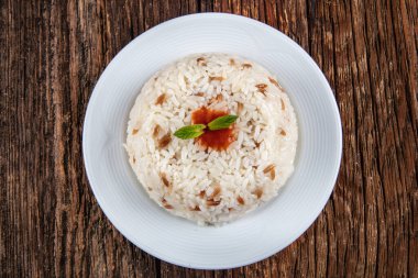 Sebzeli pilav ve sebze tabağı.