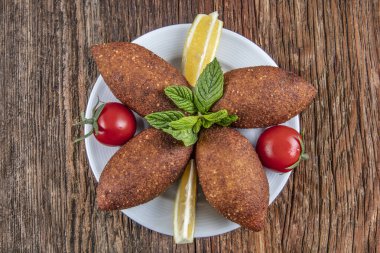 Lezzetli fırında patates, domates ve fesleğenle