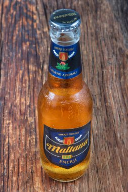 Ahşap arka planda bira şişesi