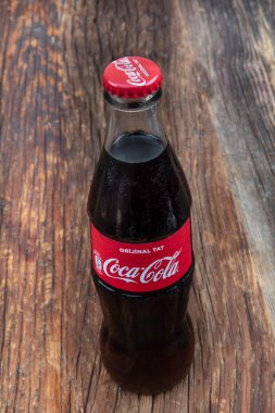 Ahşap arka planda bir kadeh şarap.