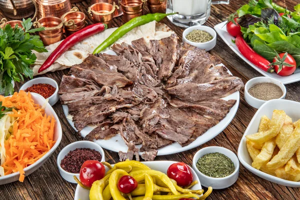 Sebze ve soslu ızgara biftek.