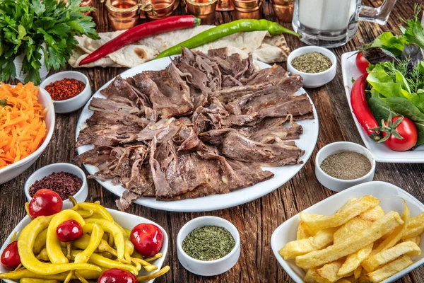 Sebze ve soslu ızgara biftek.