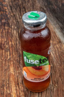 Lezzetli kokteylli cam kavanoz ve ahşap zemin üzerinde buz küpleri.