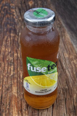 limon ve naneli cam kavanoz