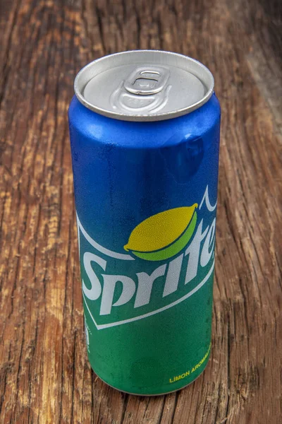 Ahşap arka planda bira kutuları olan teneke kutu.