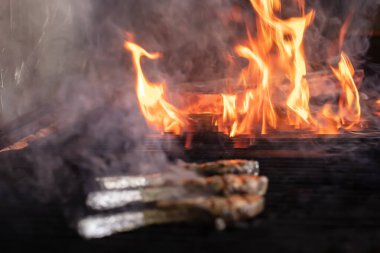 Mangalda kuzu pirzola. Şef kuzu pirzolası pişiriyor, ızgara pişiriyor..