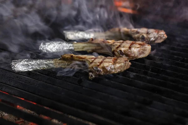 Lamskoteletjes Een Bbq Chef Grillen Lamsribbetjes Hete Vlam Barbecue Koken — Stockfoto