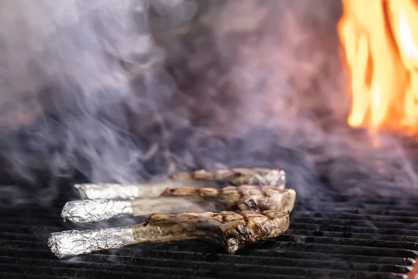 Lamskoteletjes Een Bbq Chef Grillen Lamsribbetjes Hete Vlam Barbecue Koken — Stockfoto