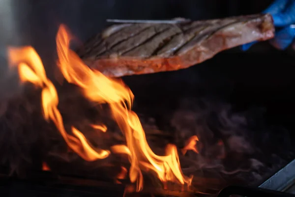 Köttbiffar Grillen Med Lågor Grillbiffar Flammande Grill Och Skjutna Med — Stockfoto