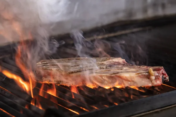 Marhahús Grillen Lángokkal Grillezés Steak Lángoló Grill Lövés Szelektív Fókusz — Stock Fotó