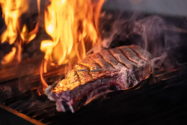 Carne Res Parrilla Con Llamas Asar Filetes Parrilla Llamas Disparar —  Fotos de Stock