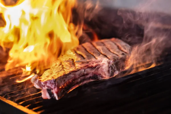 Carne Res Parrilla Con Llamas Asar Filetes Parrilla Llamas Disparar —  Fotos de Stock