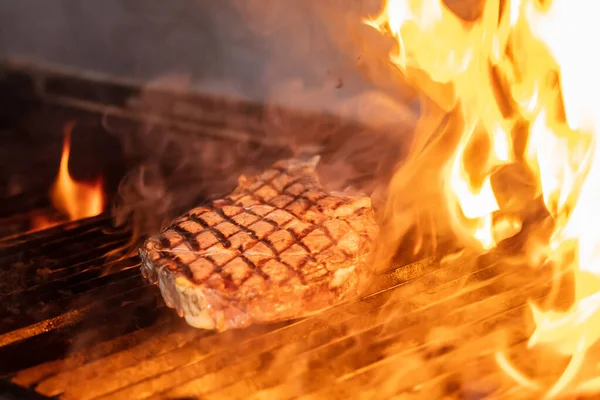 Steki Wołowe Grillu Płomieniami Grillowanie Steków Płonącym Grillu Strzał Selektywną — Zdjęcie stockowe