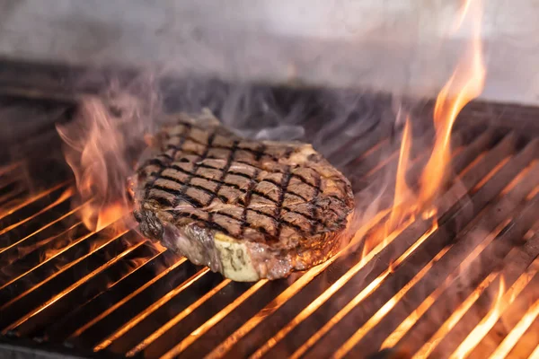 Marhahús Grillen Lángokkal Grillezés Steak Lángoló Grill Lövés Szelektív Fókusz — Stock Fotó