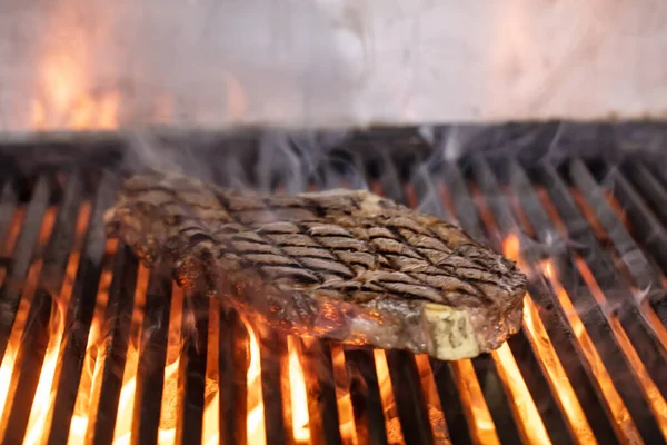 Hovězí Steaky Grilu Plamenama Grilování Steaků Hořícím Grilu Výstřel Selektivním — Stock fotografie