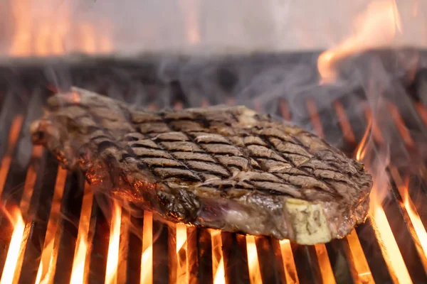 火でグリル上の牛ステーキ グリルステーキ上の炎のグリルと選択的な焦点で撮影 — ストック写真
