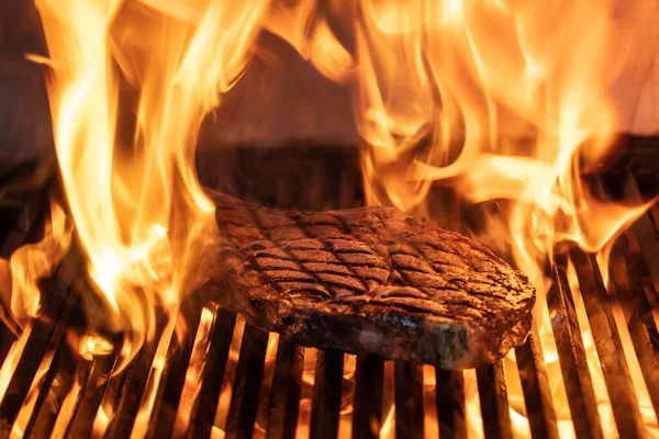 Steaks Boeuf Sur Gril Avec Des Flammes Griller Les Biftecks — Photo