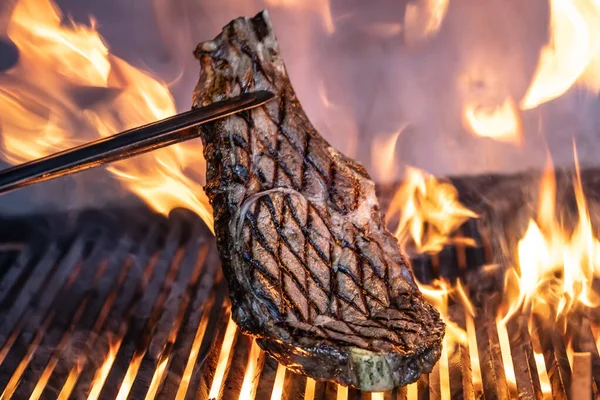 Marhahús Grillen Lángokkal Grillezés Steak Lángoló Grill Lövés Szelektív Fókusz — Stock Fotó