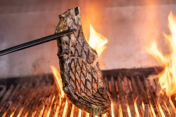 Köttbiffar Grillen Med Lågor Grillbiffar Flammande Grill Och Skjutna Med — Stockfoto