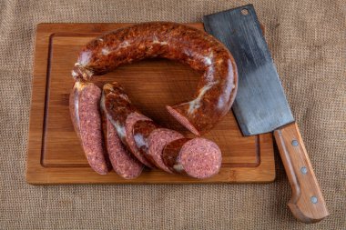 Sosis (Turkish Sucuk) konsept fotoğrafı. Türk sosisi, ahşap masada Sucuk..