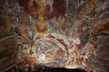 Macka, Trabzon, Türkiye - 3 Ağustos 2014; Kayanın altındaki Sumela manastırı avlusu. Eski fresklerin kalıntıları çok sayıda duvarda görülüyor. Macka, Trabzon, Türkiye.