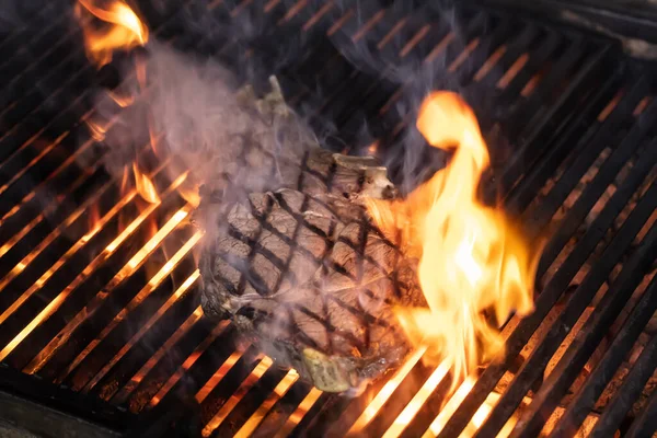 火でグリル上の牛ステーキ 炎とグリル上の牛Tボーンステーキ ダラスステーキ — ストック写真