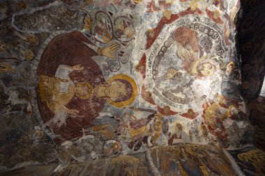 Macka, Trabzon, Türkiye - 3 Ağustos 2014; Kayanın altındaki Sumela manastırı avlusu. Eski fresklerin kalıntıları çok sayıda duvarda görülüyor. Macka, Trabzon, Türkiye.