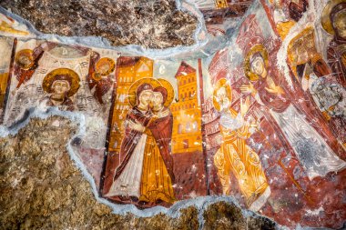 Macka, Trabzon, Türkiye - 3 Ağustos 2014; Kayanın altındaki Sumela manastırı avlusu. Eski fresklerin kalıntıları çok sayıda duvarda görülüyor. Macka, Trabzon, Türkiye.