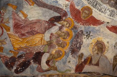 Macka, Trabzon, Türkiye - 3 Ağustos 2014; Kayanın altındaki Sumela manastırı avlusu. Eski fresklerin kalıntıları çok sayıda duvarda görülüyor. Macka, Trabzon, Türkiye.