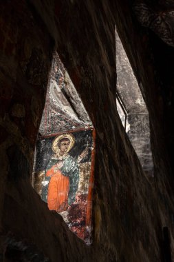 Macka, Trabzon, Türkiye - 3 Ağustos 2014; Kayanın altındaki Sumela manastırı avlusu. Eski fresklerin kalıntıları çok sayıda duvarda görülüyor. Macka, Trabzon, Türkiye.
