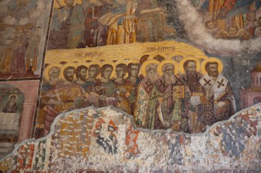 Macka, Trabzon, Türkiye - 3 Ağustos 2014; Kayanın altındaki Sumela manastırı avlusu. Eski fresklerin kalıntıları çok sayıda duvarda görülüyor. Macka, Trabzon, Türkiye.