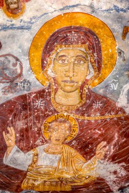 Macka, Trabzon, Türkiye - 3 Ağustos 2014; Kayanın altındaki Sumela manastırı avlusu. Eski fresklerin kalıntıları çok sayıda duvarda görülüyor. Macka, Trabzon, Türkiye.