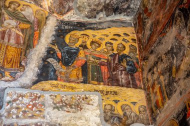 Macka, Trabzon, Türkiye - 3 Ağustos 2014; Kayanın altındaki Sumela manastırı avlusu. Eski fresklerin kalıntıları çok sayıda duvarda görülüyor. Macka, Trabzon, Türkiye.