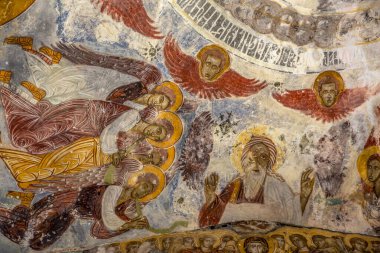 Macka, Trabzon, Türkiye - 3 Ağustos 2014; Kayanın altındaki Sumela manastırı avlusu. Eski fresklerin kalıntıları çok sayıda duvarda görülüyor. Macka, Trabzon, Türkiye.