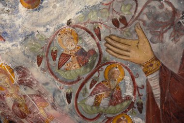 Macka, Trabzon, Türkiye - 3 Ağustos 2014; Kayanın altındaki Sumela manastırı avlusu. Eski fresklerin kalıntıları çok sayıda duvarda görülüyor. Macka, Trabzon, Türkiye.