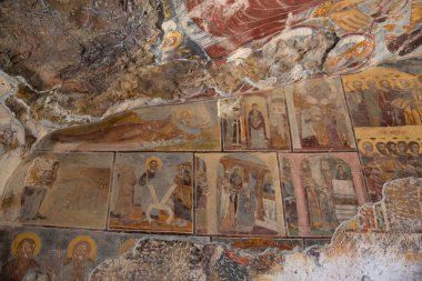 Macka, Trabzon, Türkiye - 3 Ağustos 2014; Kayanın altındaki Sumela manastırı avlusu. Eski fresklerin kalıntıları çok sayıda duvarda görülüyor. Macka, Trabzon, Türkiye.