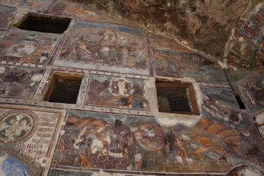 Macka, Trabzon, Türkiye - 3 Ağustos 2014; Kayanın altındaki Sumela manastırı avlusu. Eski fresklerin kalıntıları çok sayıda duvarda görülüyor. Macka, Trabzon, Türkiye.
