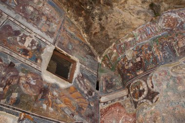 Macka, Trabzon, Türkiye - 3 Ağustos 2014; Kayanın altındaki Sumela manastırı avlusu. Eski fresklerin kalıntıları çok sayıda duvarda görülüyor. Macka, Trabzon, Türkiye.