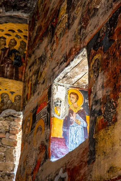 Macka Trabzon Turkey August 2014 Sumela Monastery Courtyard Rock 古老壁画的遗迹在土耳其特拉布宗麦卡的几面墙上都能看到 — 图库照片