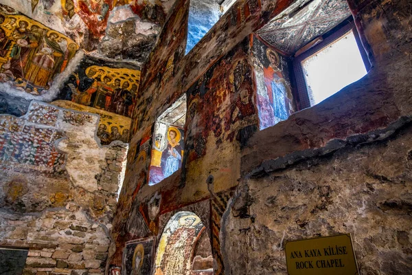 Macka, Trabzon, Türkiye - 3 Ağustos 2014; Kayanın altındaki Sumela manastırı avlusu. Eski fresklerin kalıntıları çok sayıda duvarda görülüyor. Macka, Trabzon, Türkiye.