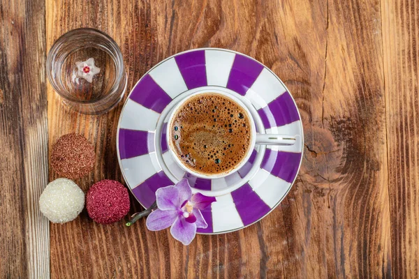Traditionelles Türkisches Kaffeebecher Konzept Mit Pralinen Auf Holzgrund — Stockfoto